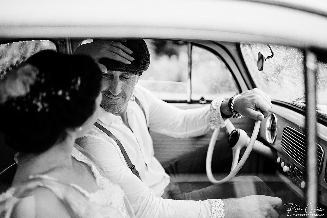 černobílé svatební fotografie v historickém autě