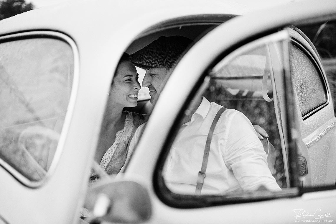 černobílé svatební fotografie s historickým autem