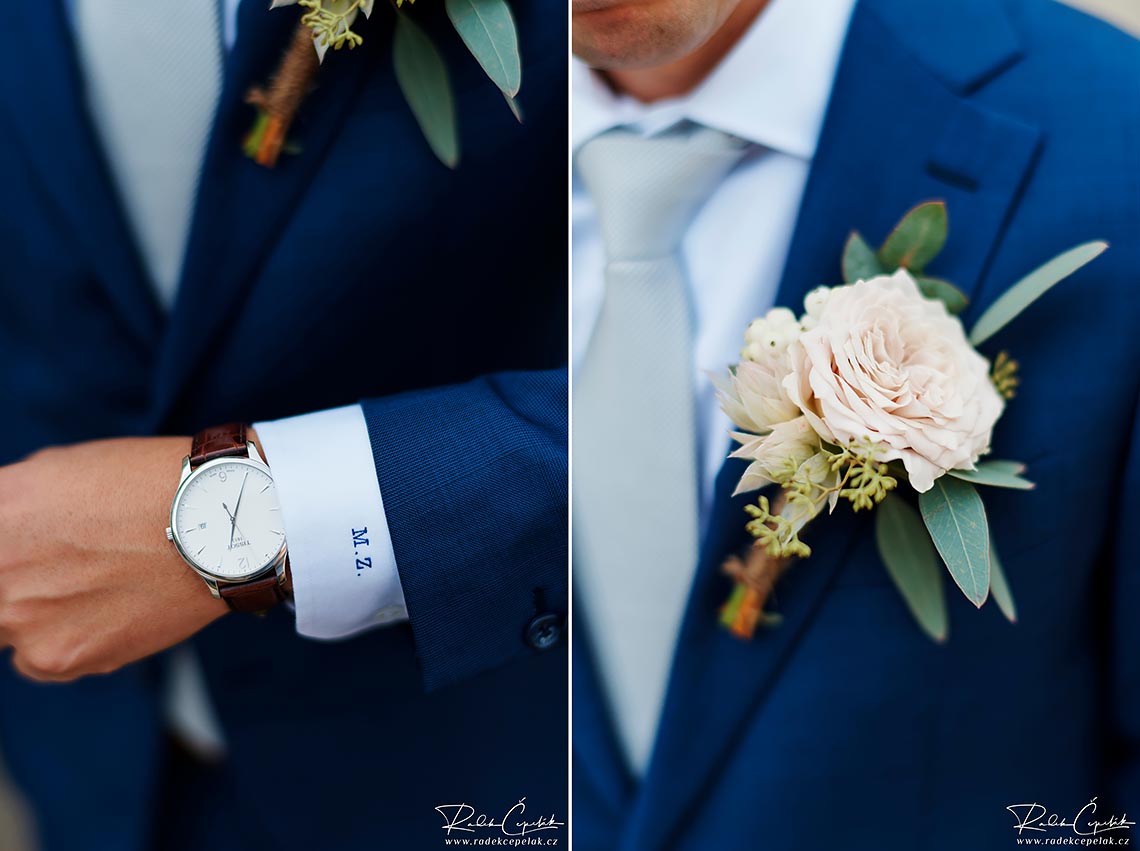 modrý svatební oblek a košile s monogramem