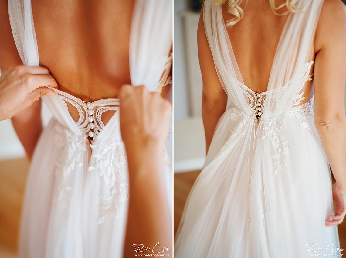 bílé svatební šaty ze zadu