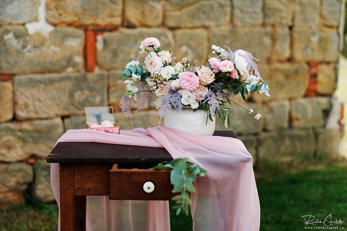 svatební obřad stolek s kyticí