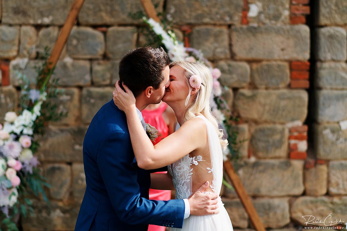 první polibek novomanželů po svatebním obřadu