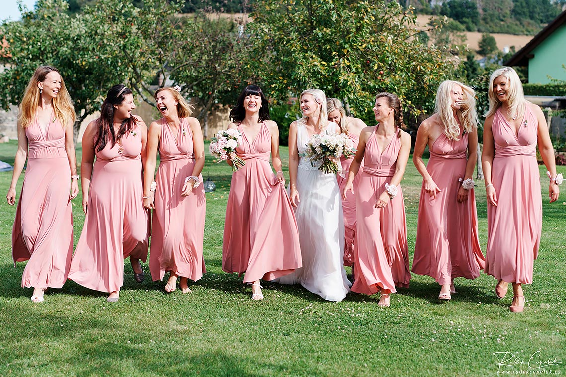 svatební fotografie nevěsty s družičkami v růžových šatech