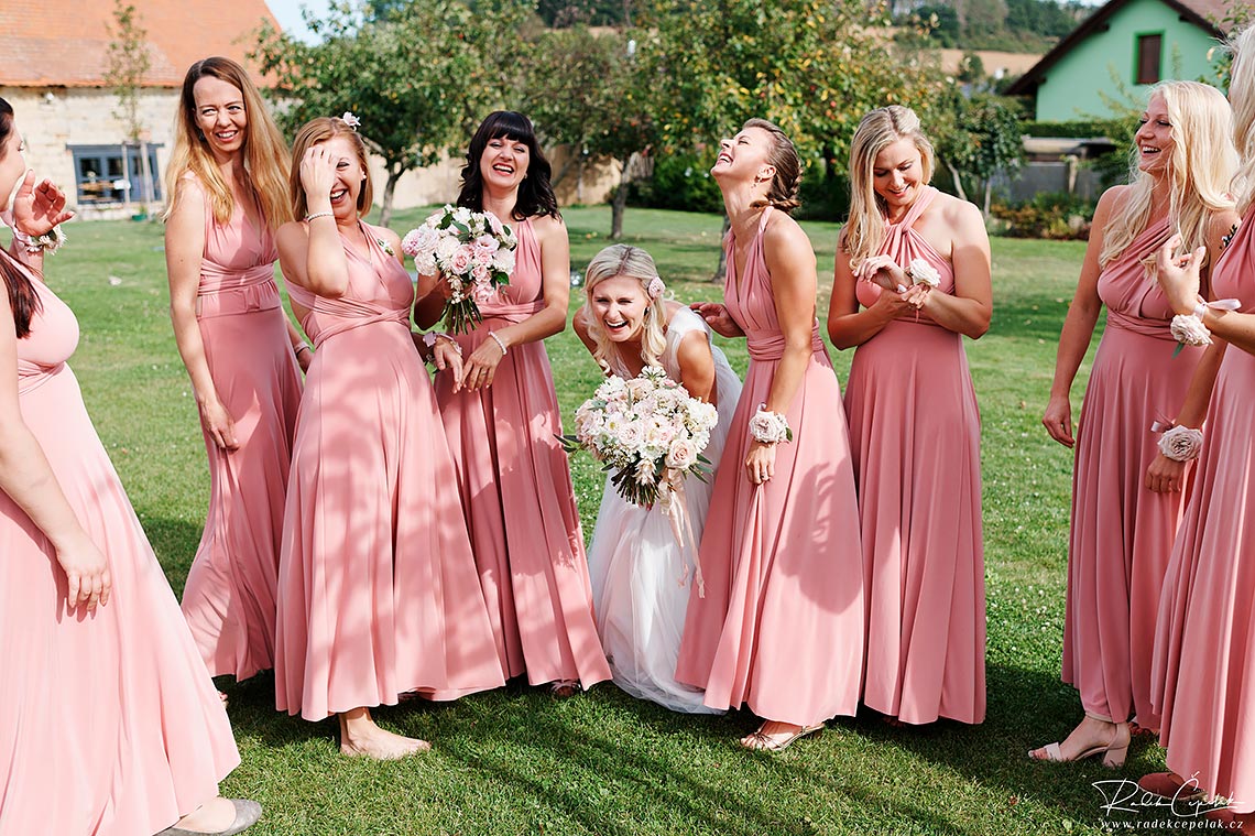 svatební momentka nevěsty s družičkami v růžových šatech