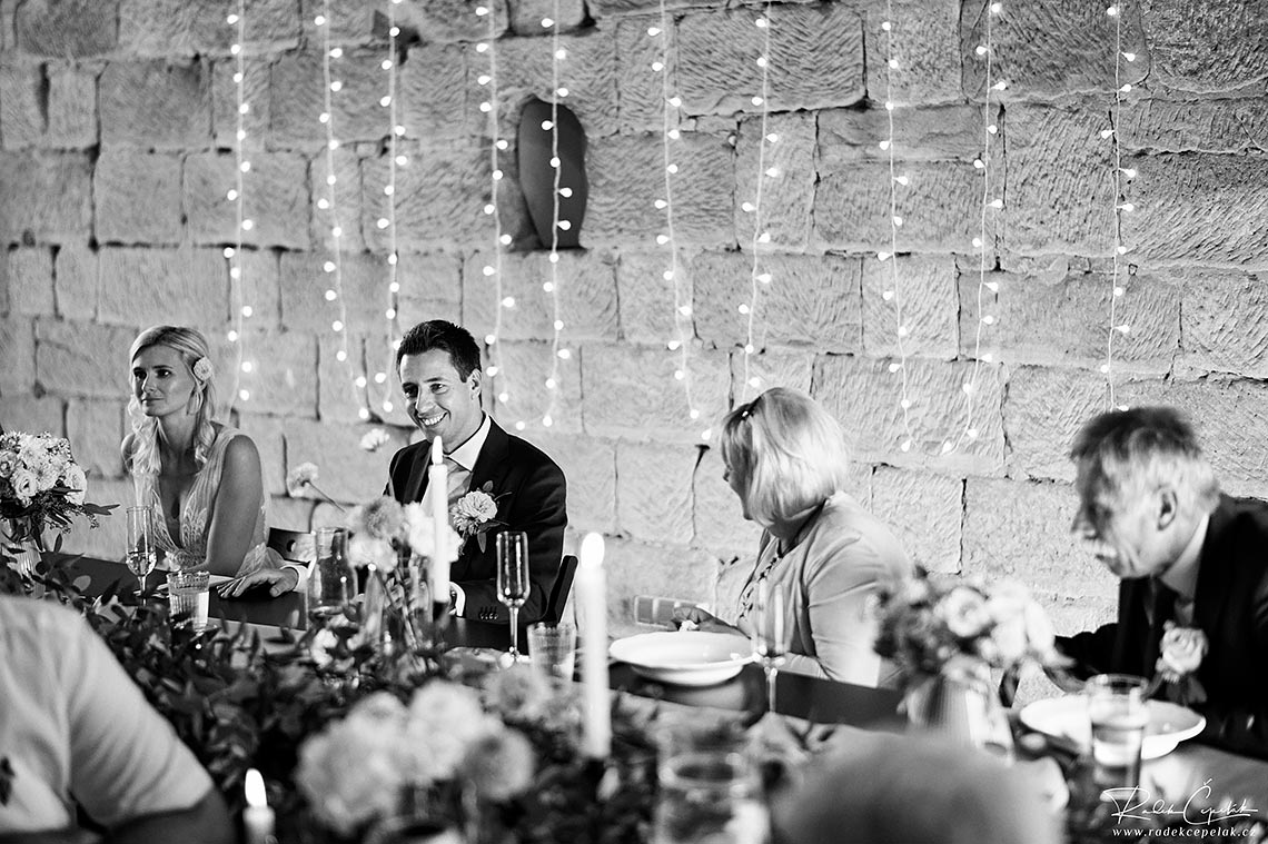 černobílá momentka ženicha na svatební hostině