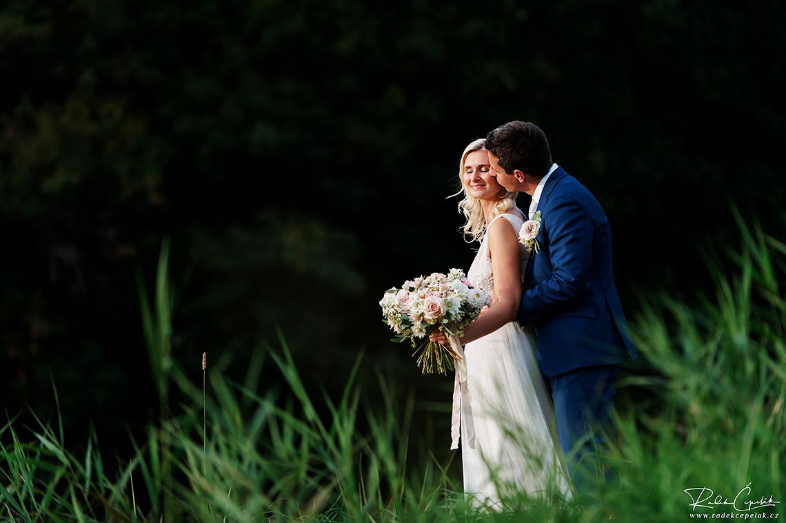 svatba foto novomanželů u Suhrovnických rybníků u Kněžmostu