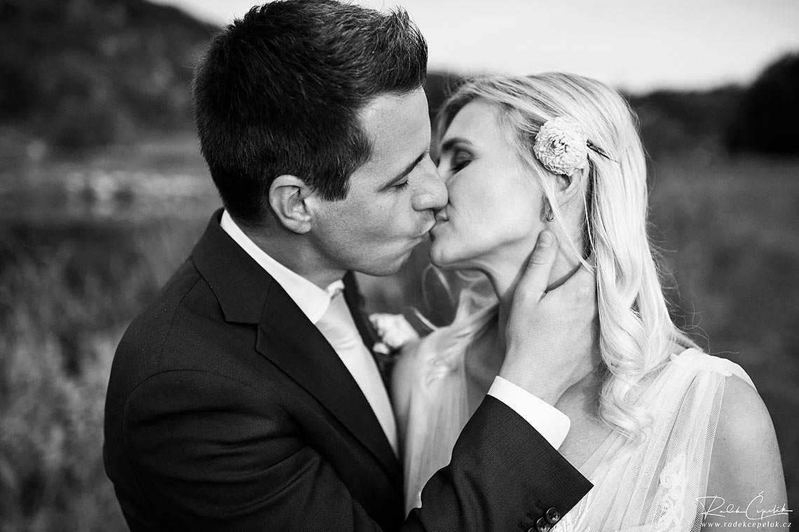 černobílá romantická svatební fotografie nevěsty a ženicha