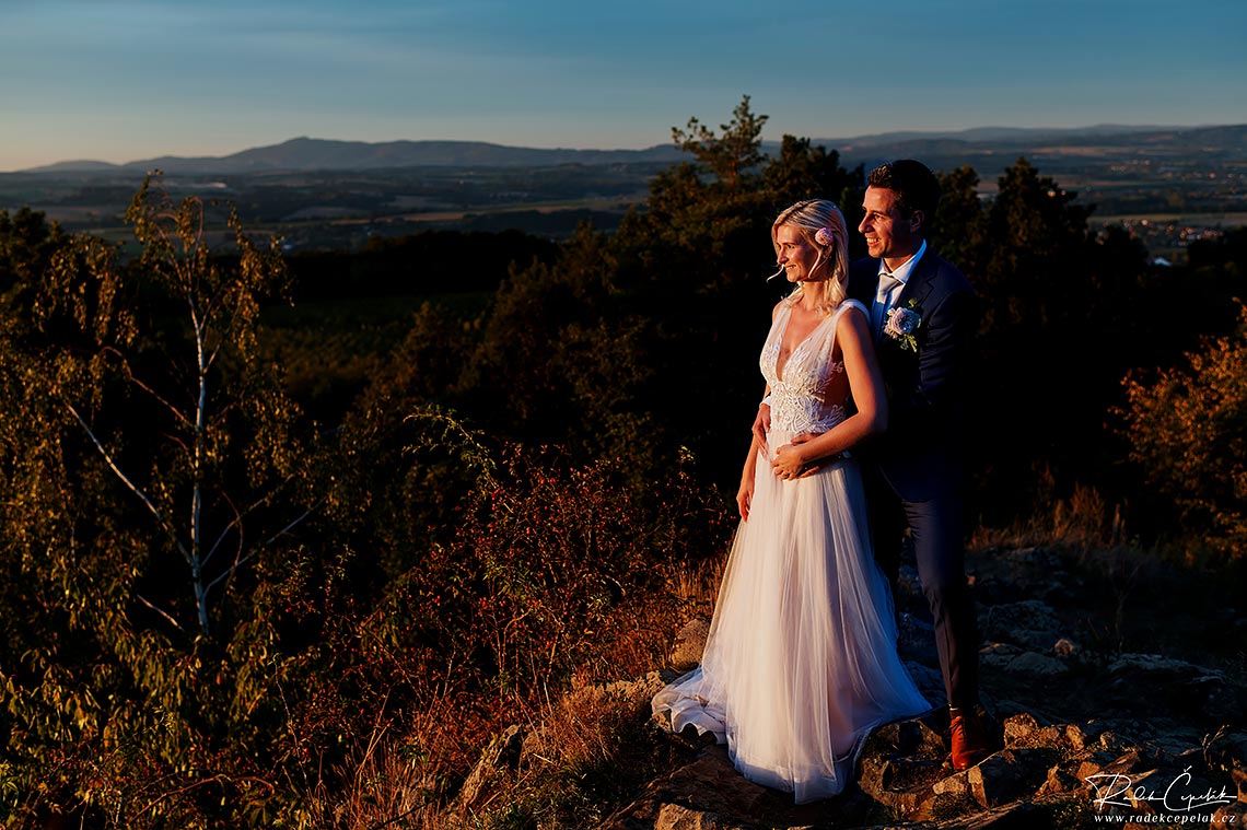 svatební fotografie nevěsty a ženicha při západu slunce na vrchu Mužský v Českém ráji