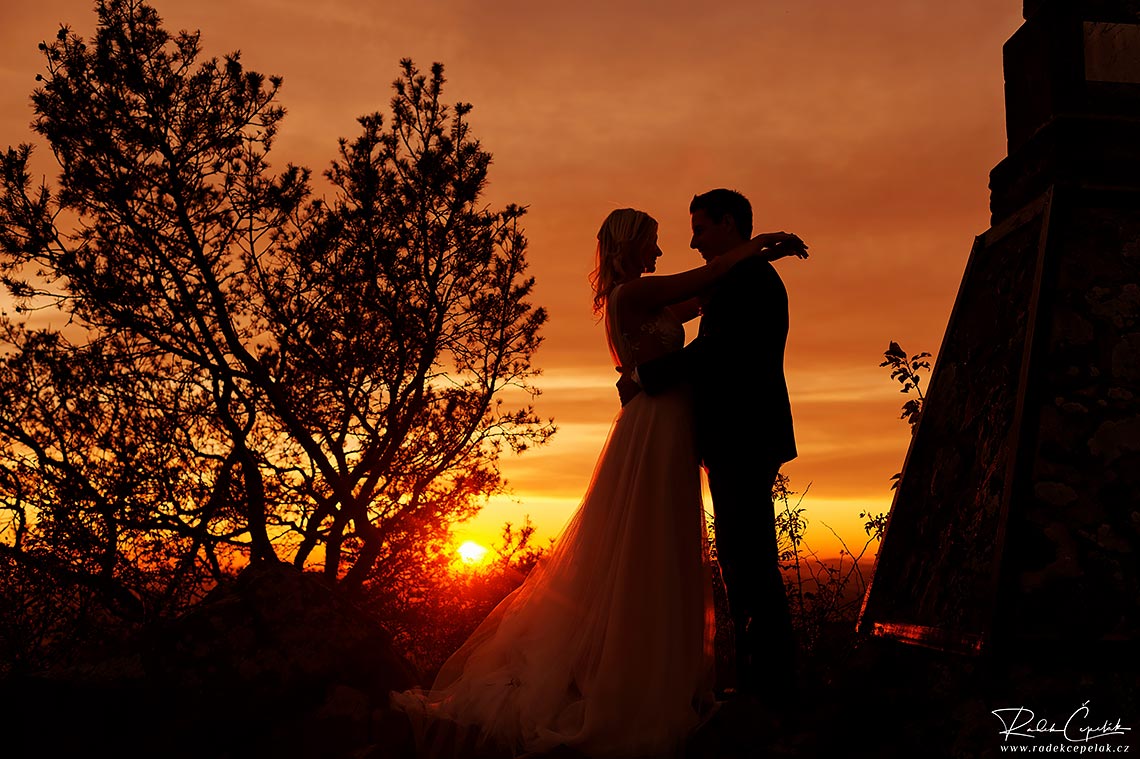 svatební fotografie novomanželů při západu slunce