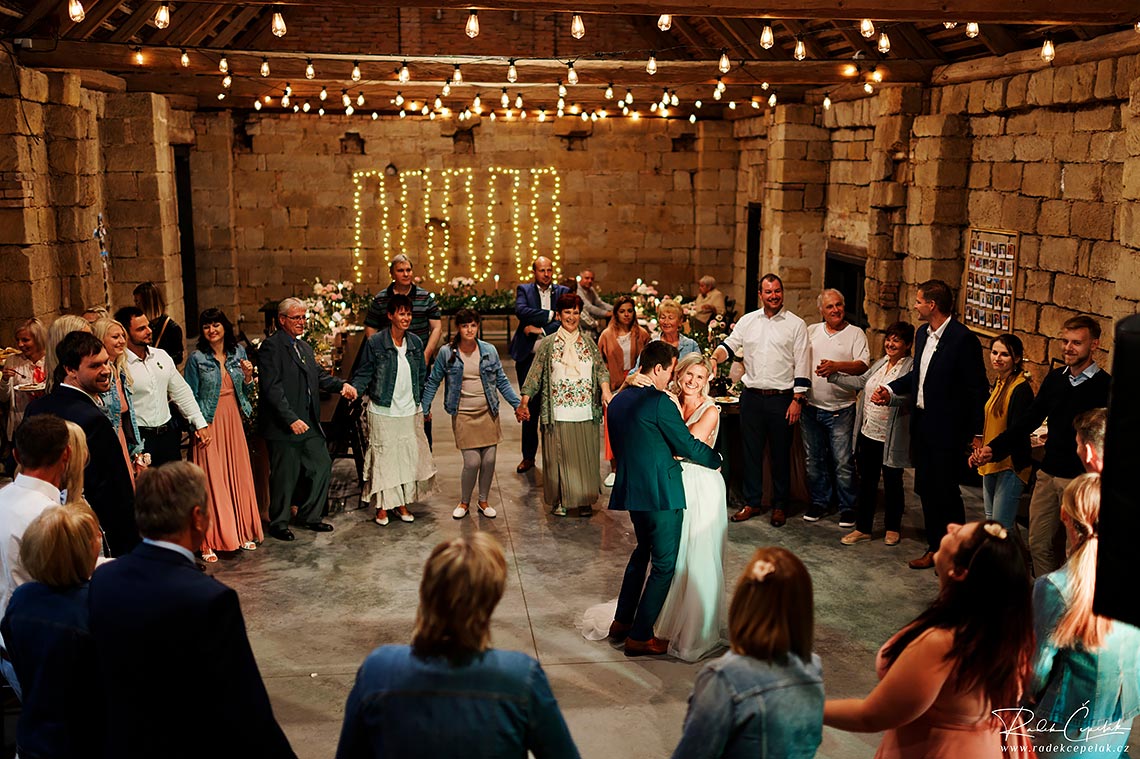 první svatební tanec ženicha a nevěsty obklopeni hosty v Jiráčkově dvoře