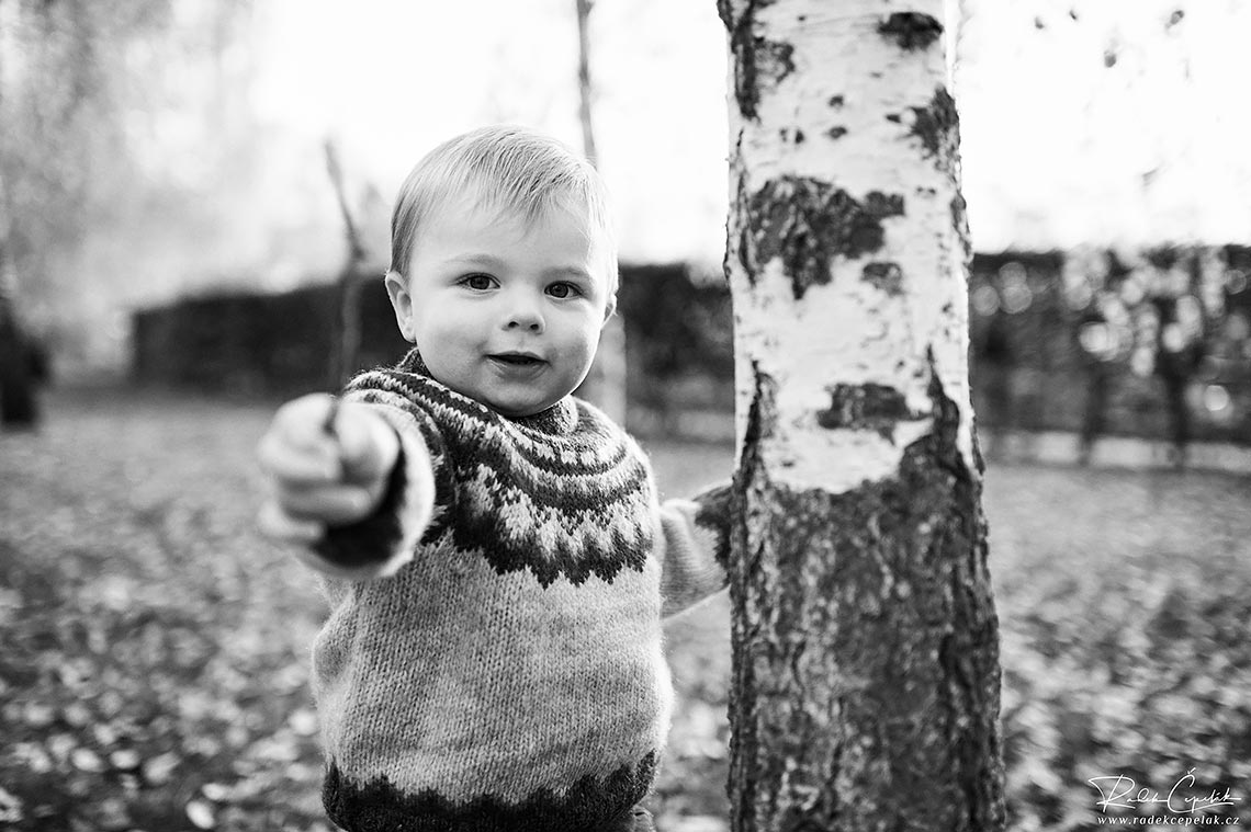 černobílá fotografie dítě