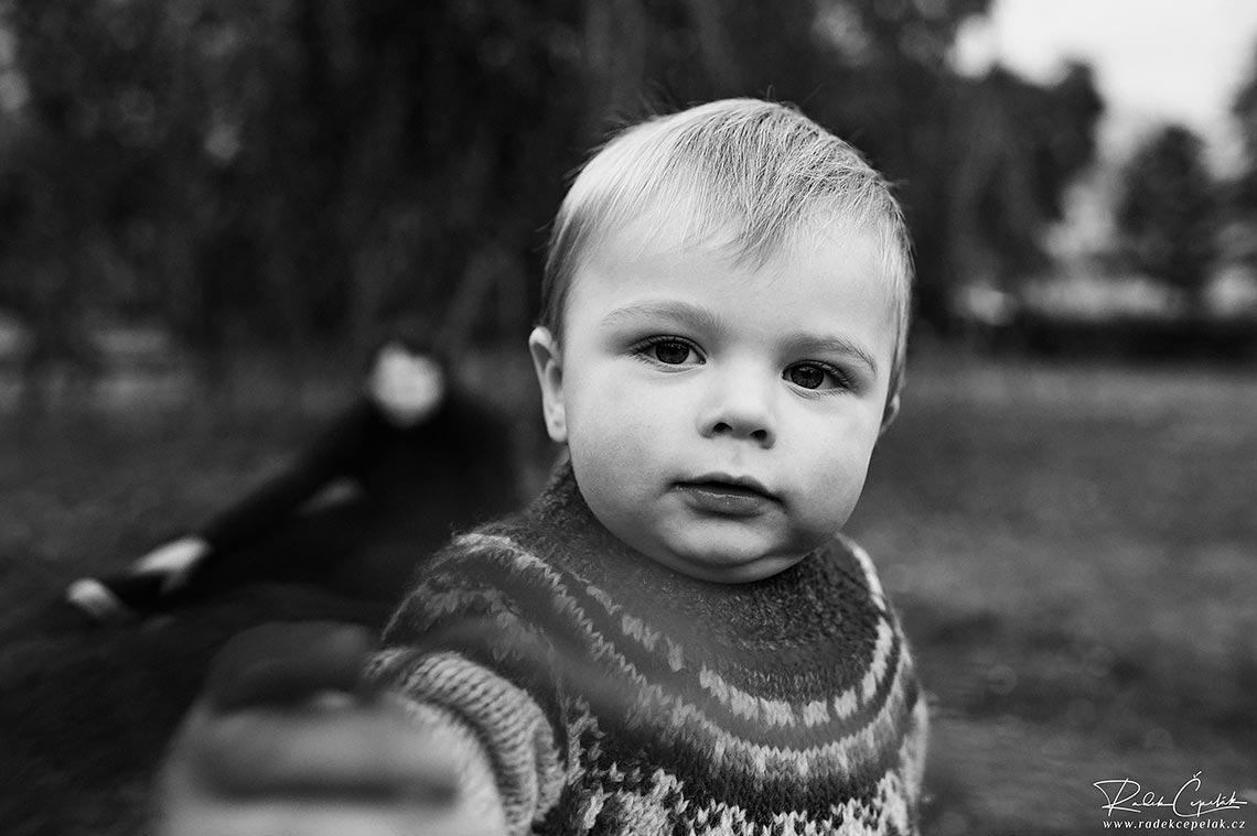 černobílá fotka dítěte