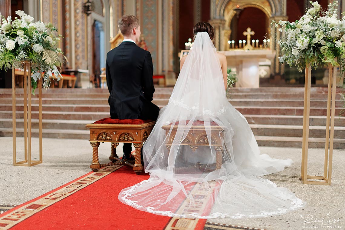svatební fotografie nevěsty a ženicha během obřadu