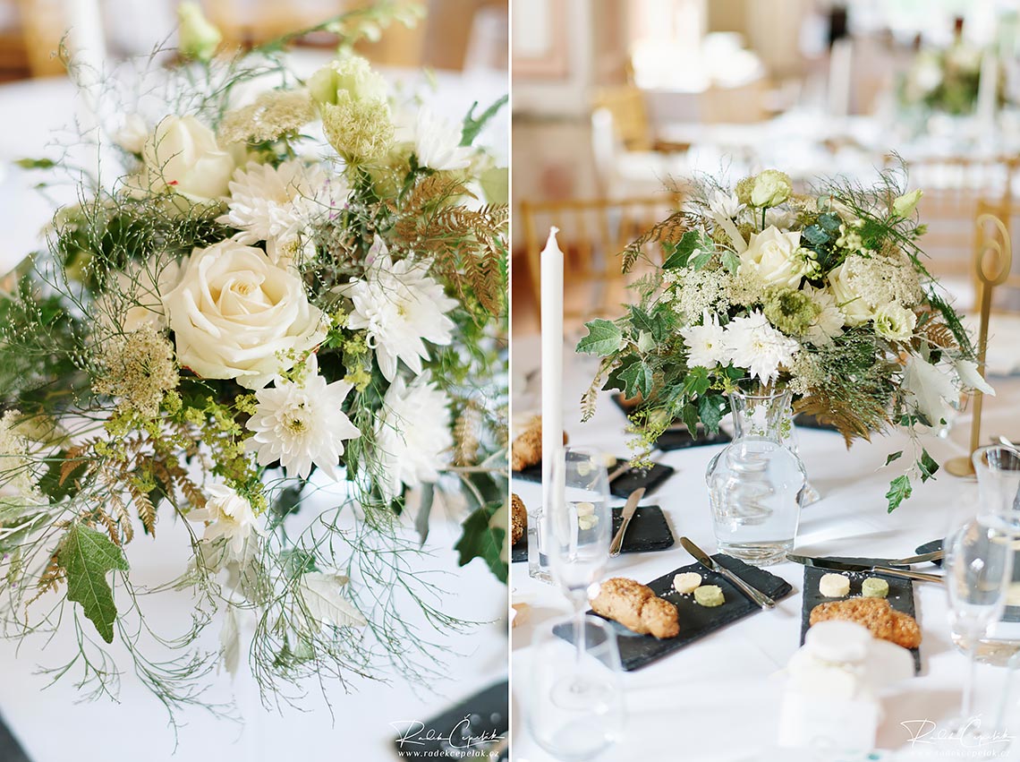 bílá květinová výzdoba na svatebních stolech na zámku Bon Repos