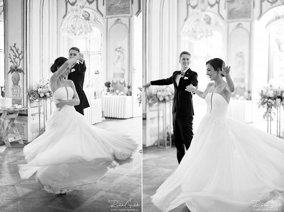 černobílé svatební fotografie prvního tance nevěsty a ženicha