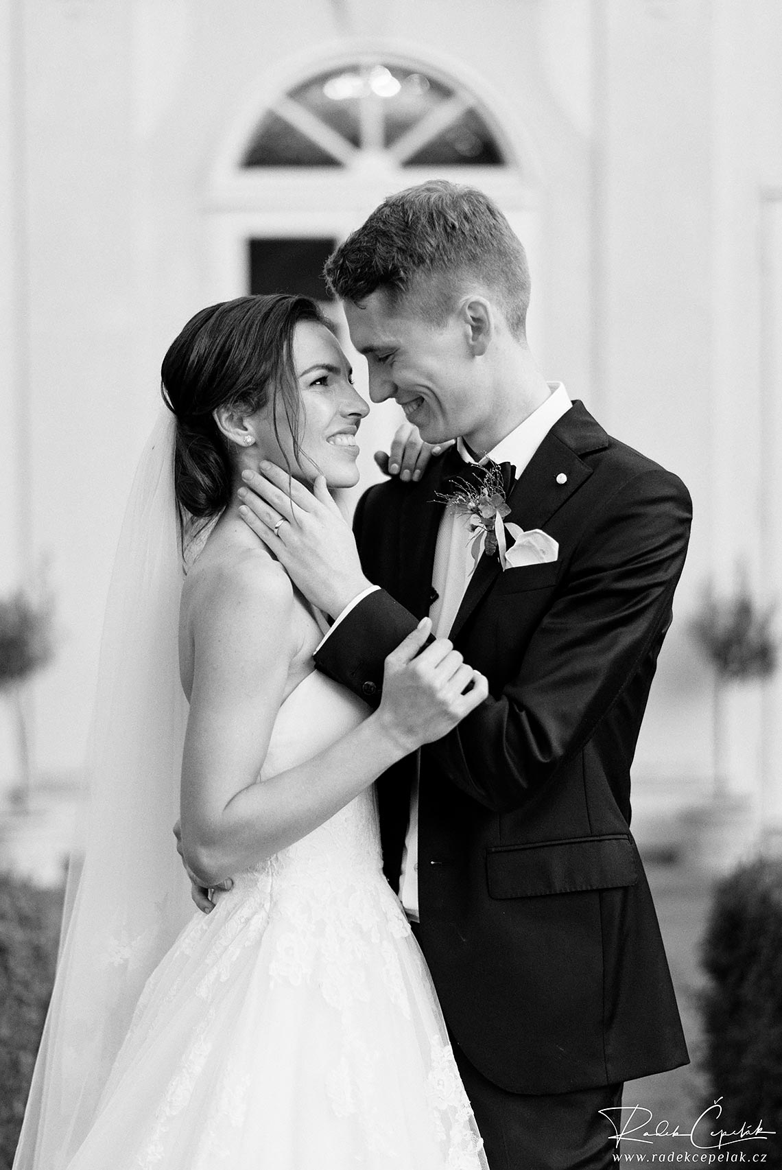 černobílá svatební fotografie ženicha a nevěsty