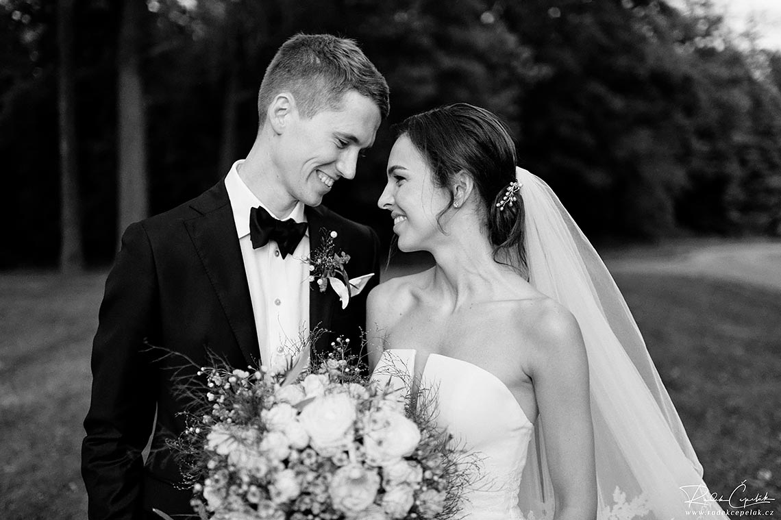 černobílá svatební fotografie novomanželů