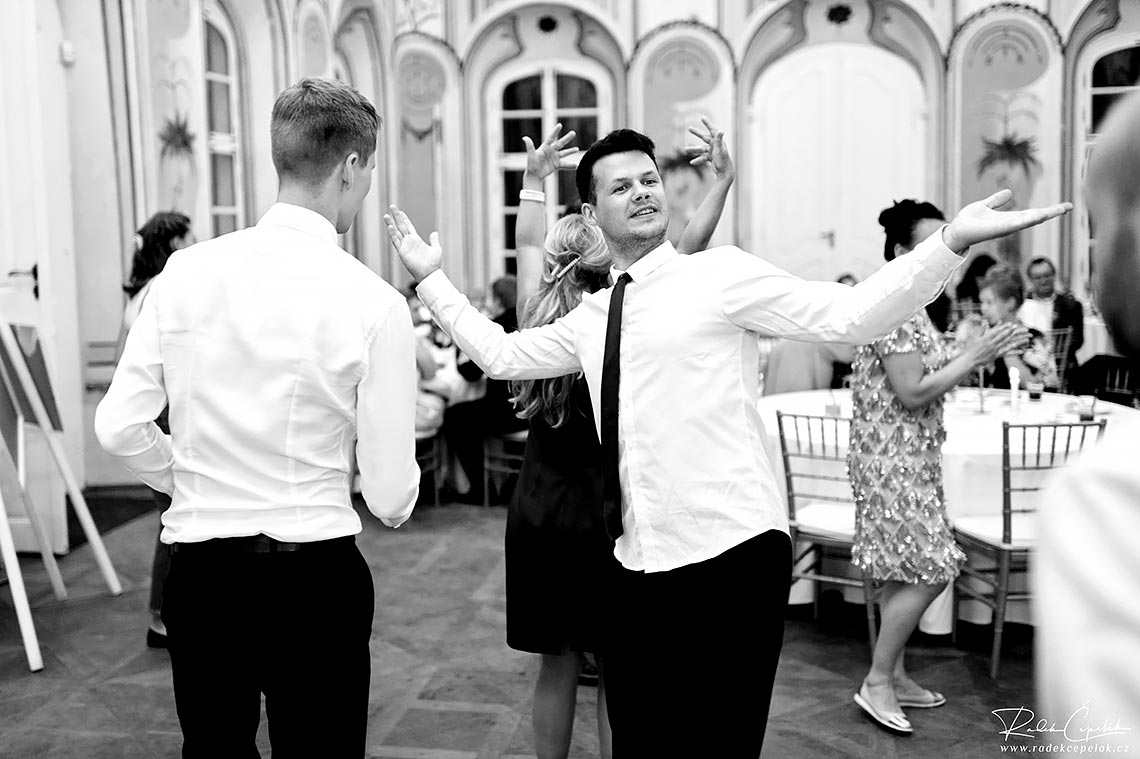taneční zábava hostů na svatbě