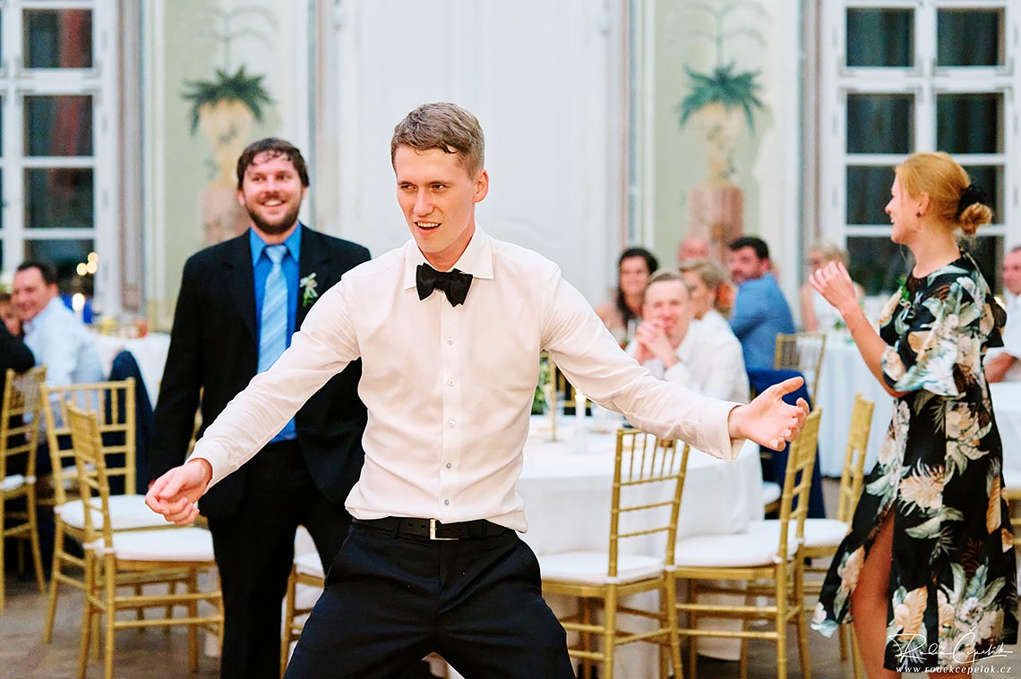tancující ženich na svatbě na zámku Bon Repos