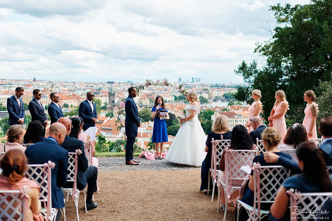 svatební obřad ve Villa Richter s výhledem na Prahu
