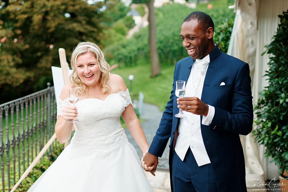 ženich a nevěsta při příchodu na svatební hostinu