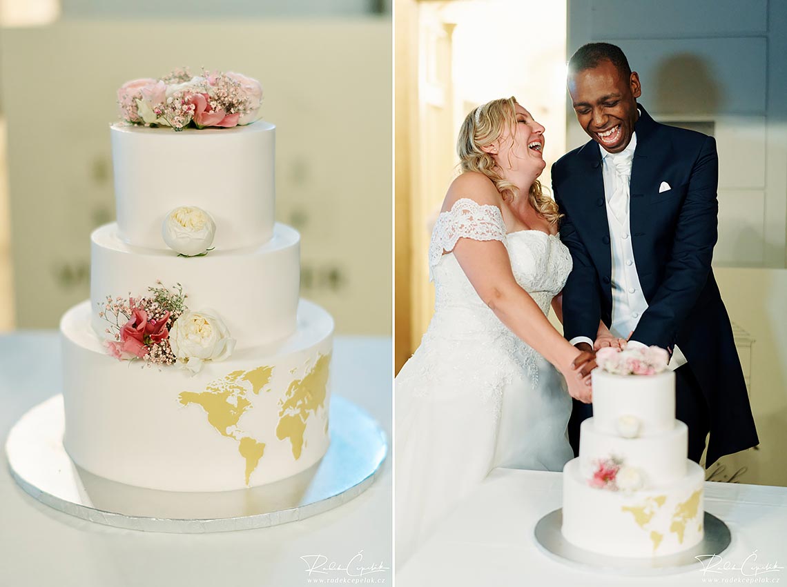 krájení svatebního dortu po svatební hostině