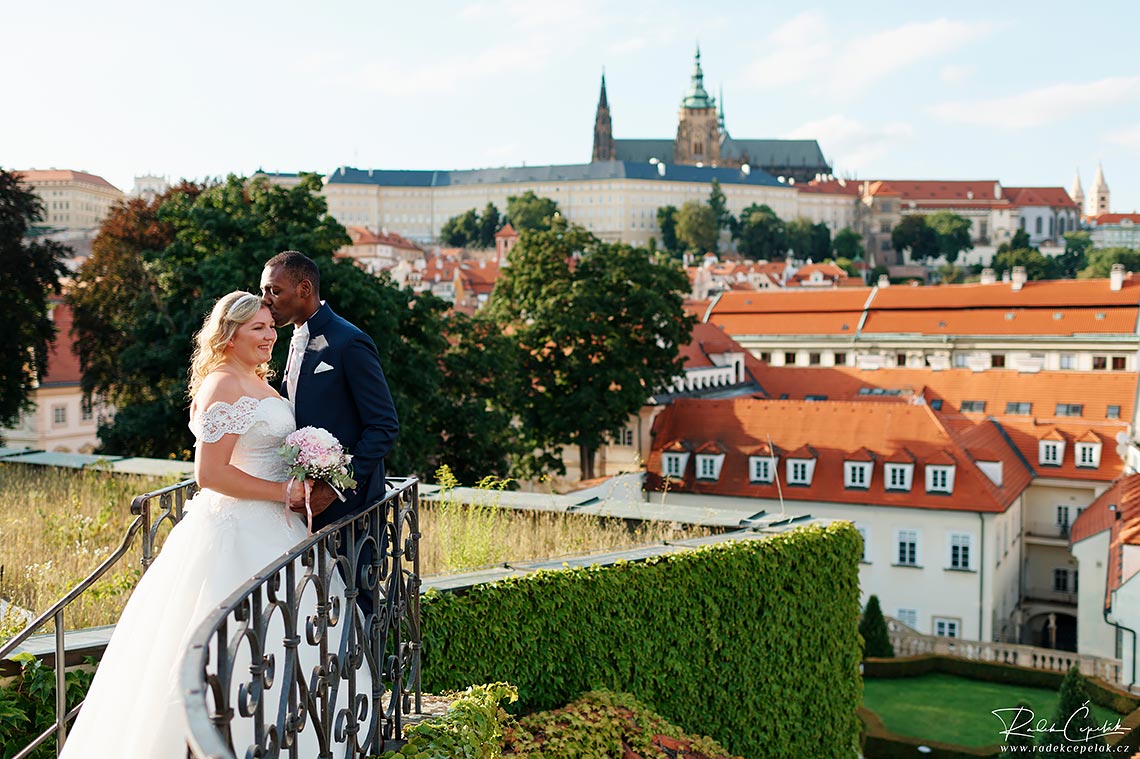 Svatební fotografie s výhledem na Pražský hrad