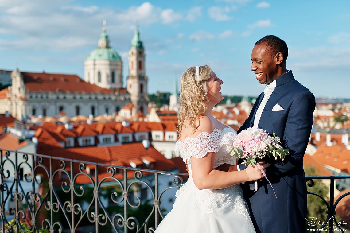 Svatební fotografie s výhledem na Prahu