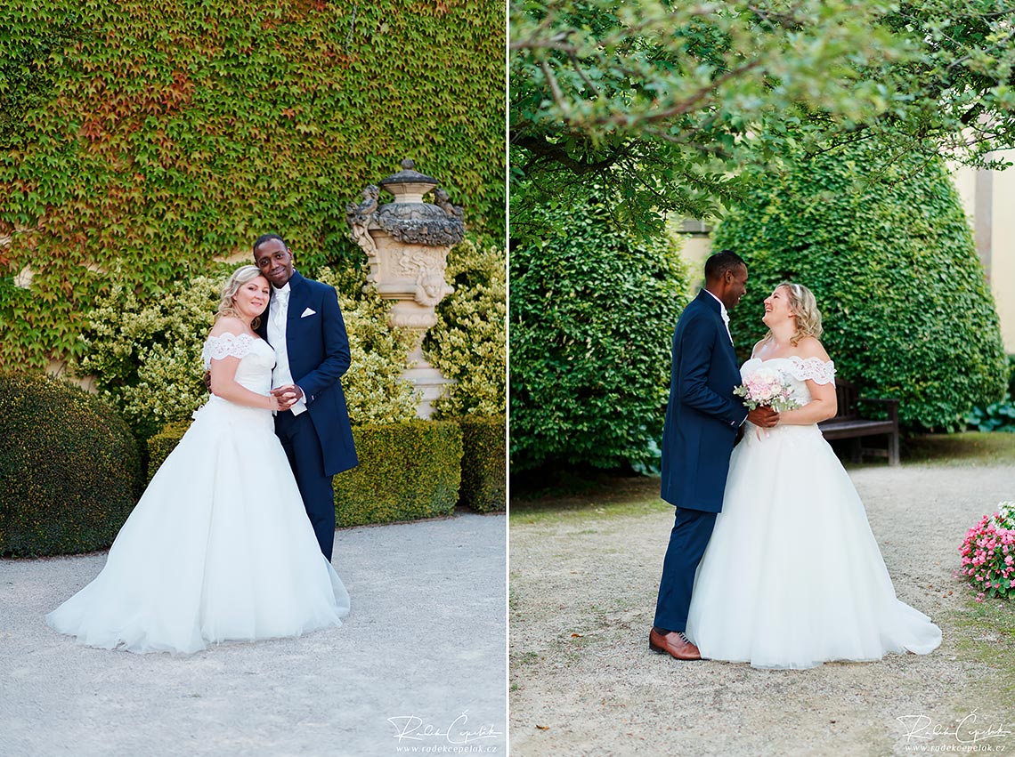 Svatební fotografie ženicha a nevěsty v parku