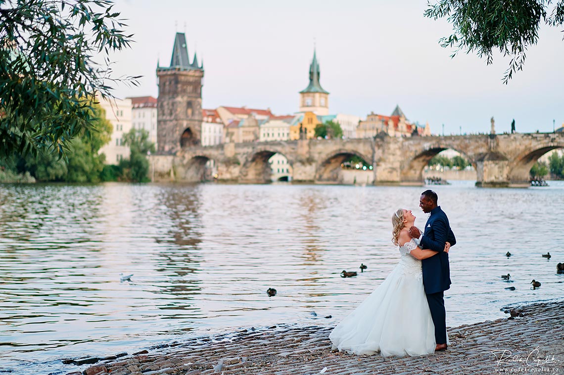 česko francouzská svatba v Praze - svatební fotografie Karlův most