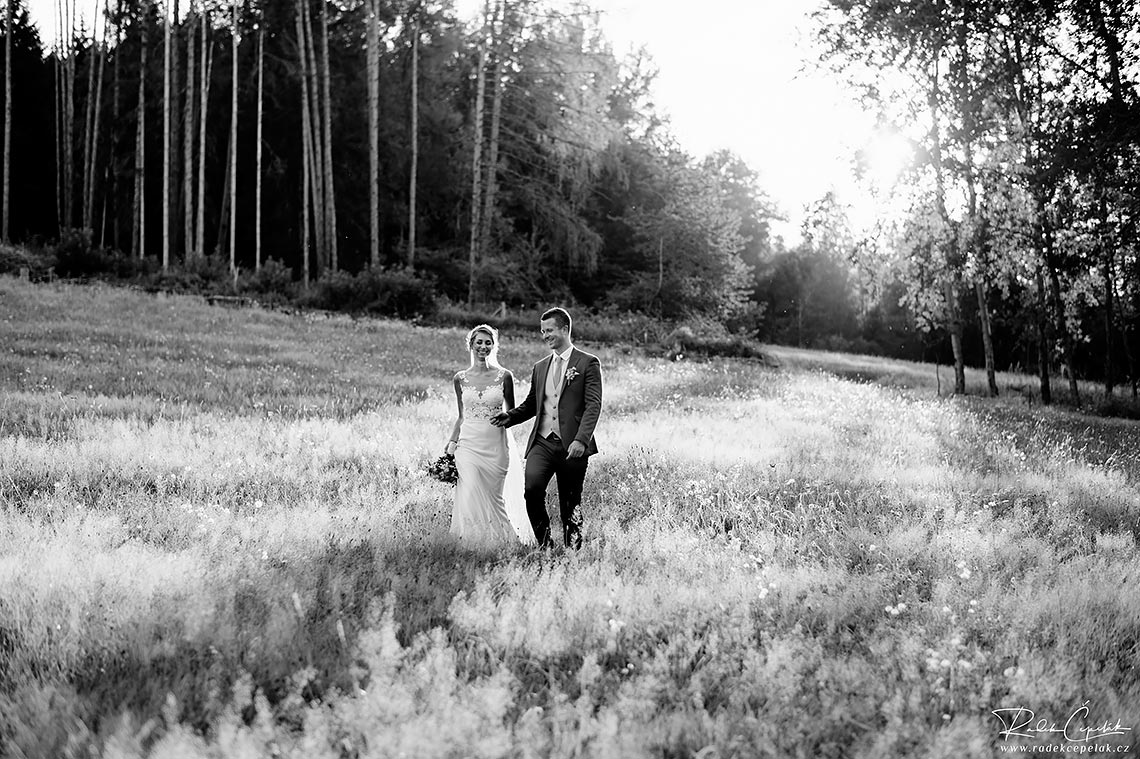černobílá svatební fotka u lesa
