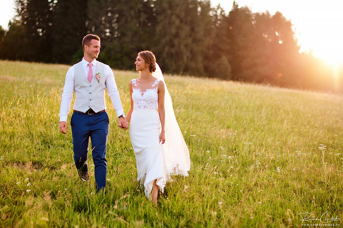 svatební fotografie ženicha a nevěsty při západu slunce
