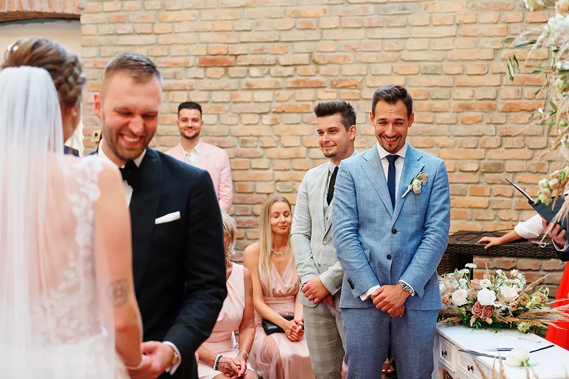 vtipná svatební fotografie ženicha a svědka ze svatebního obřadu