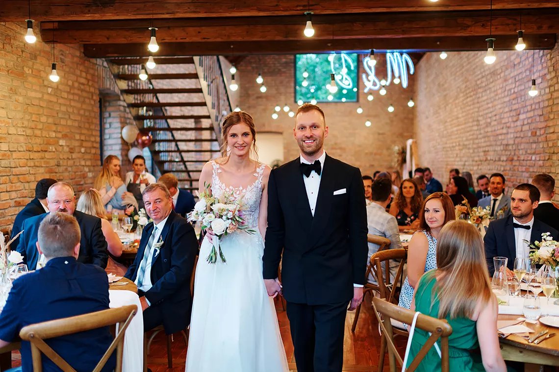 příchod nevěsty a ženicha na svatební hostinu