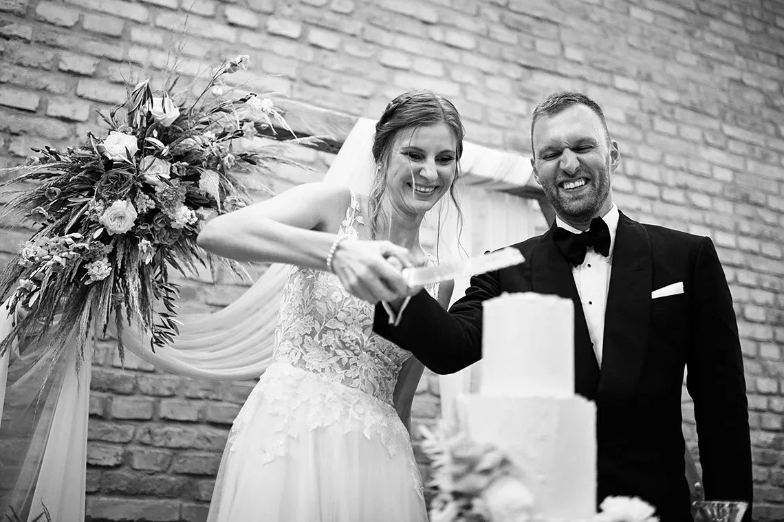 krájení svatebního dortu