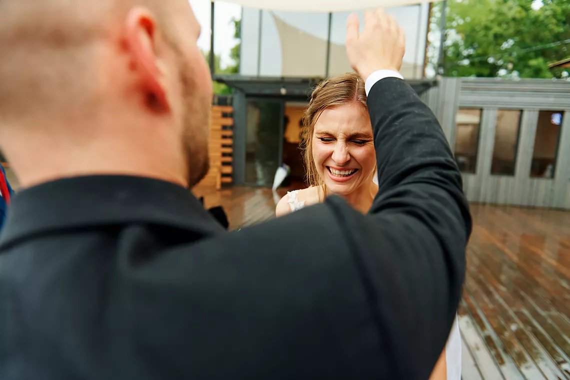 momentka nevěsty z vyndávání rýže z vlasů