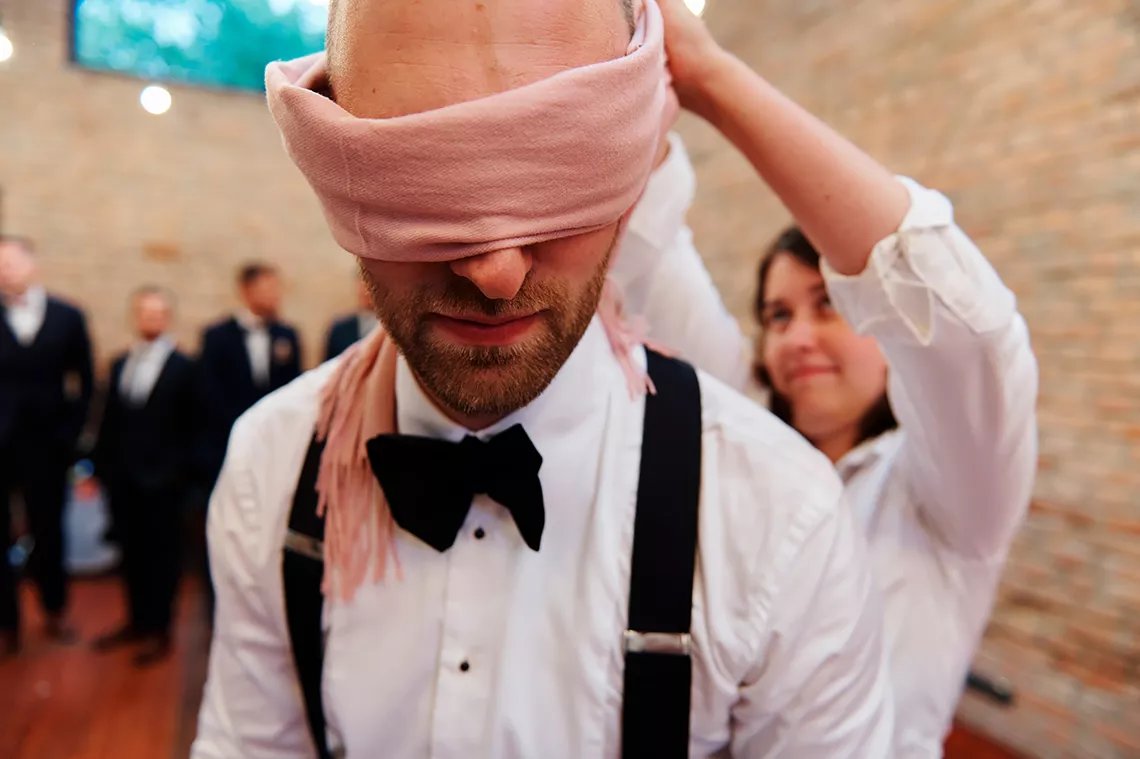 zavazování očí šátkem ženichovi