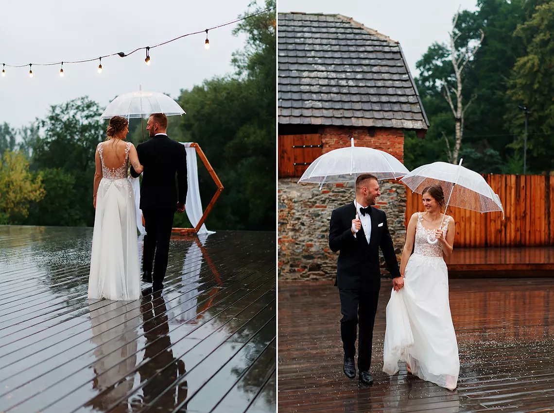 deštivá svatba, svatební fotky ženicha a nevěsty s deštníky