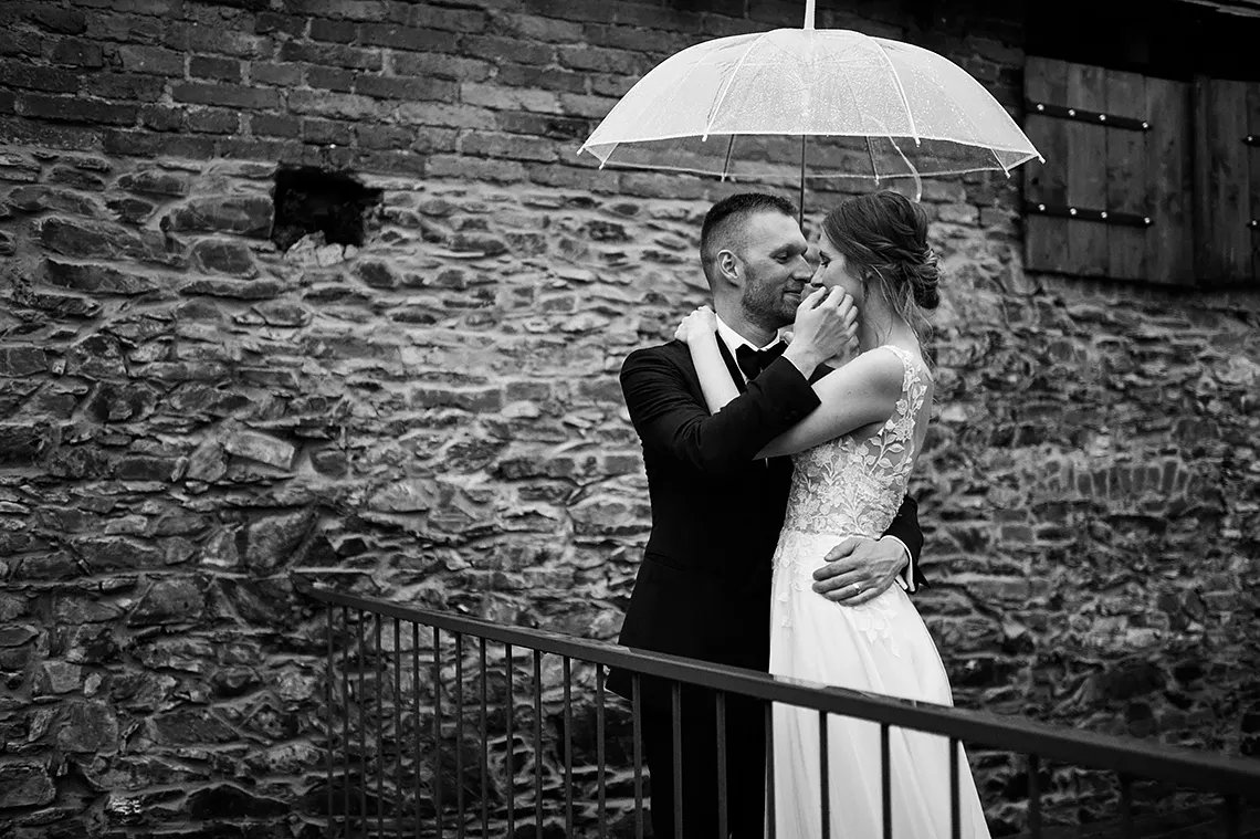 svatební fotografie nevěsty a ženicha s deštníkem