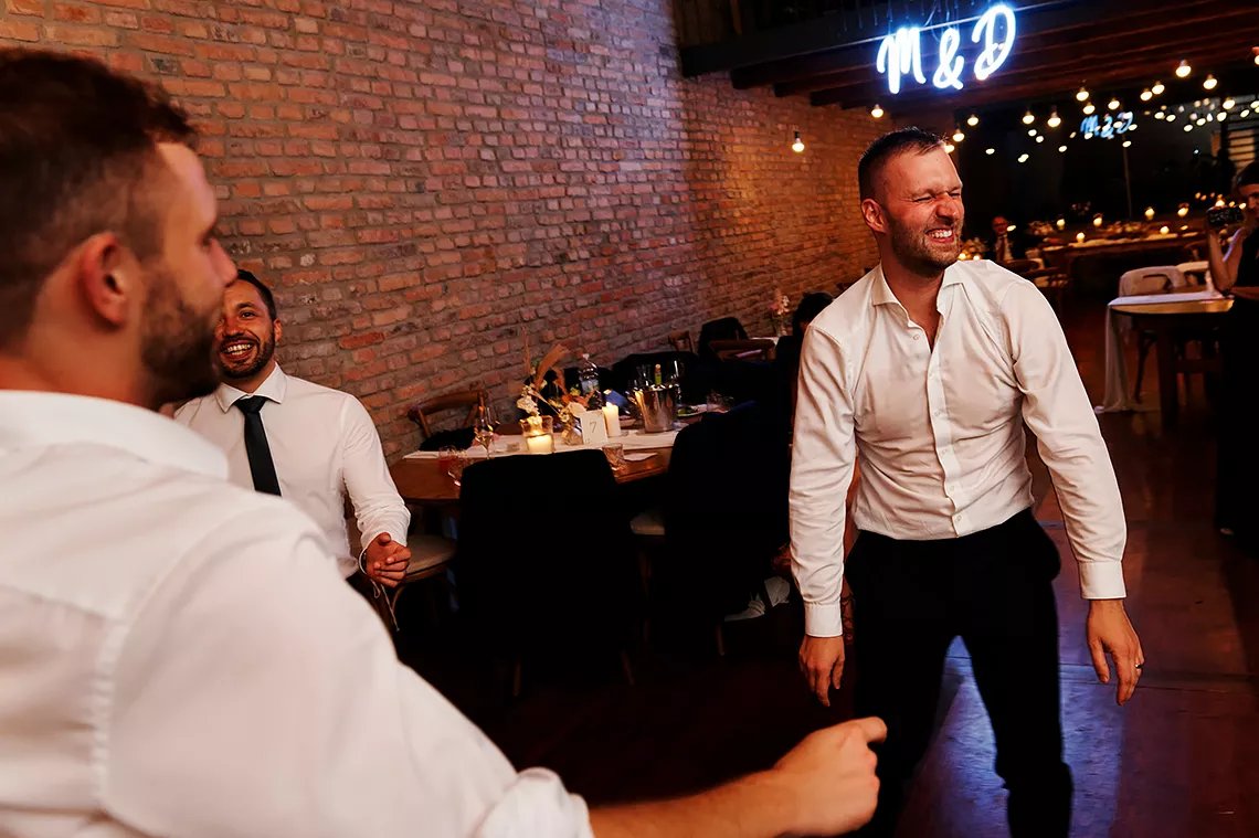 ženich na tanečním parketu na svatbě