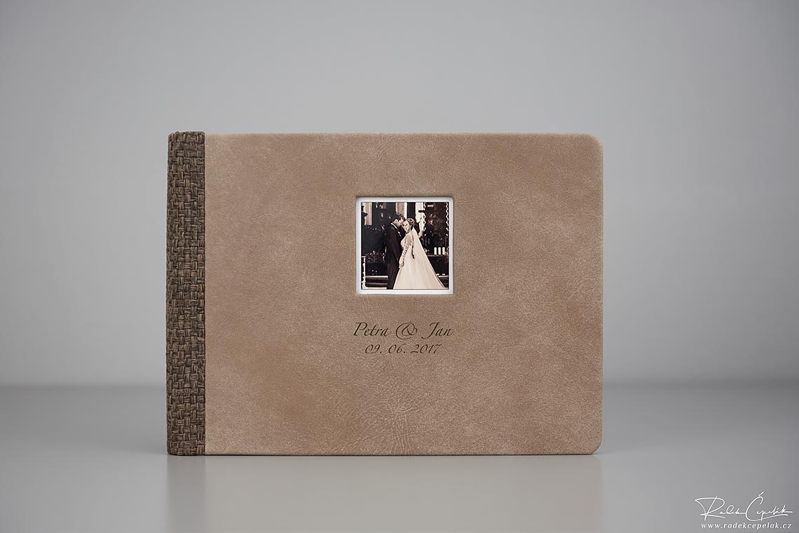 hnědé kožené svatební foto album
