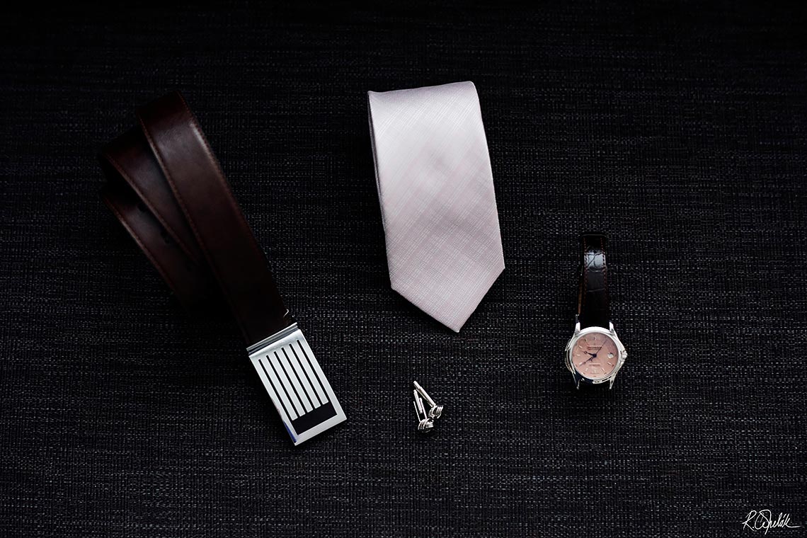 detaily ženicha pásek, kravata, manžetové knoflíky a hodinky