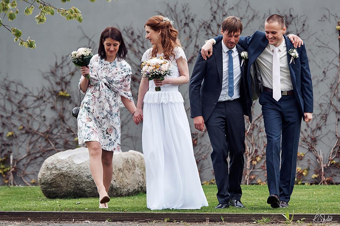 Skupinová svatební fotografie momentka