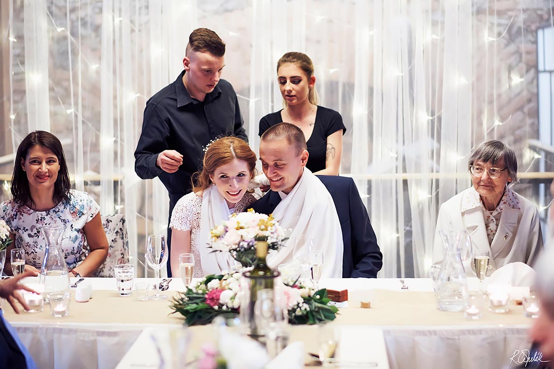 novomanželé v sýpce při společné polévce v Yard Resort Předboj