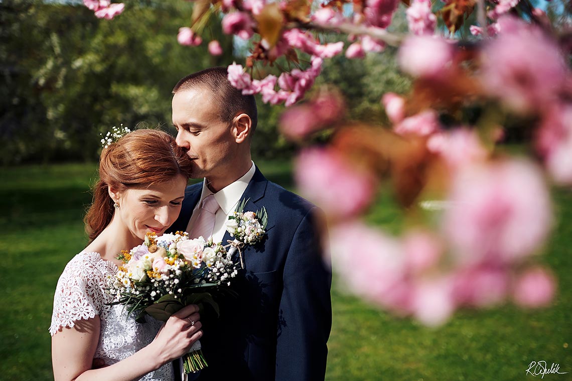 jarní svatební fotografie s rozkvetlou třešní