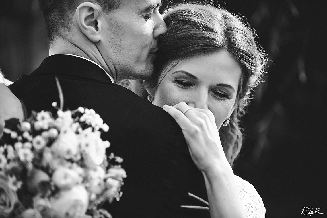 černobílá romantická svatební fotografie