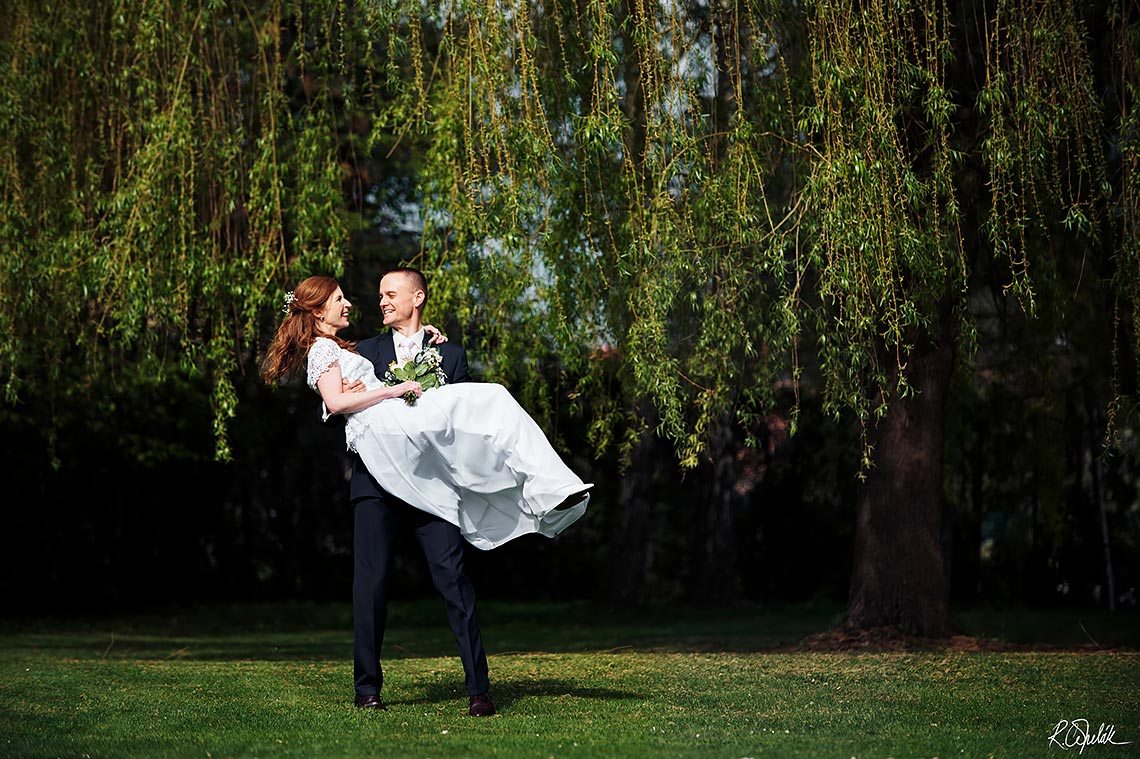 veselá svatební fotografie novomanželů s vrbou na Yard resortu v Předboji
