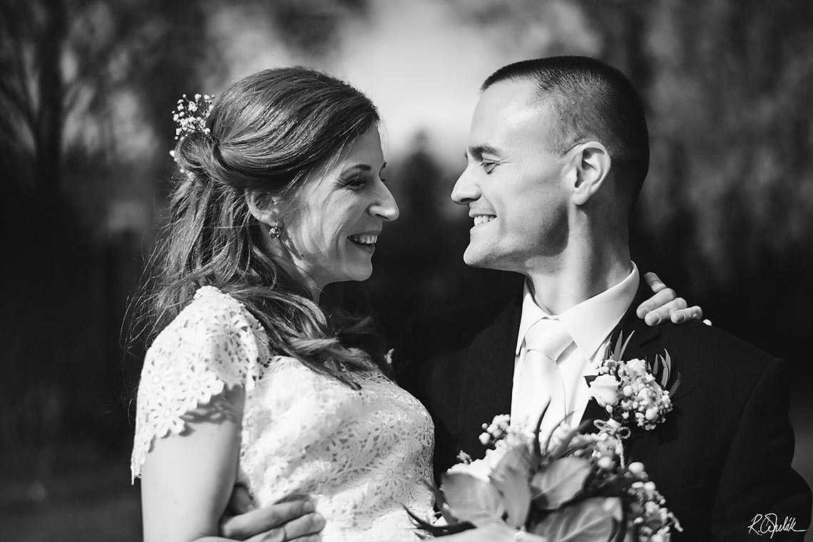 černobílá fotografie ženicha s nevěstou
