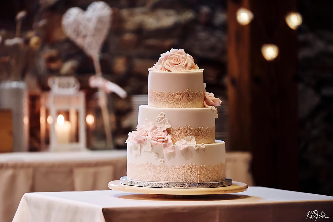 bílo růžový svatební dort
