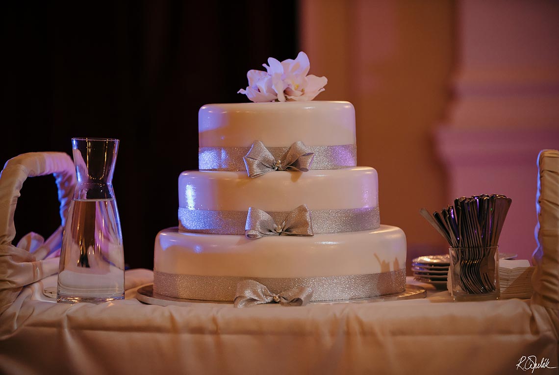 Bílý svatební dort se mašlí